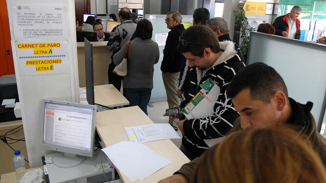 Un grupo de desempleados espera su turno en una oficina del SAE.
