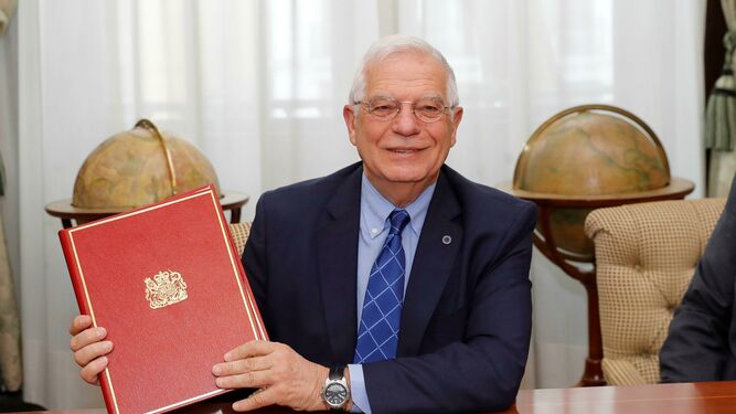 Josep Borrell posa con el Tratado Internacional después de haberlo firmado ayer