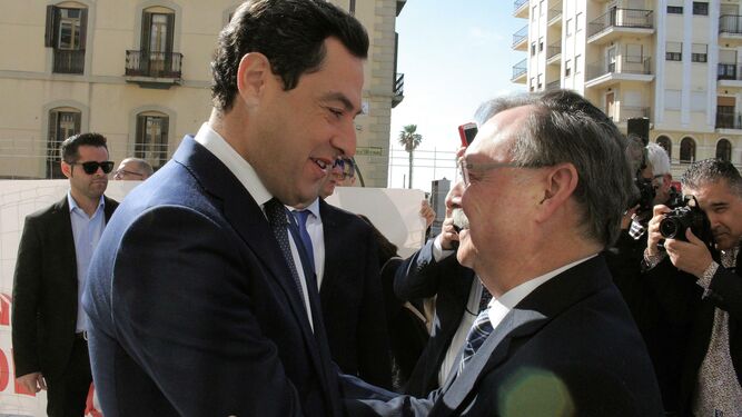 Juanma Moreno  saluda al presidente de Ceuta, Juan Jesús Rivas