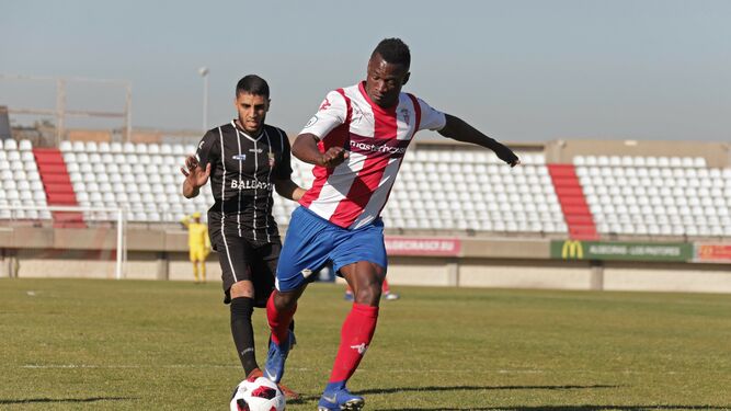 Eric Samé se escapa de un jugador del Ceuta.