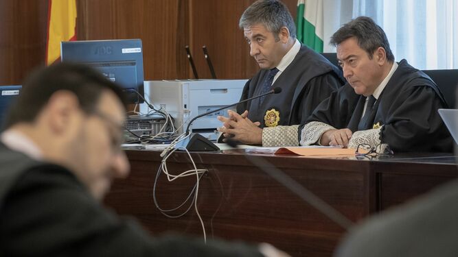 Los fiscales delegados de Anticorrupción Juan Enrique Egocheaga y Manuel Fernández Guerra, en el juicio de los ERE.