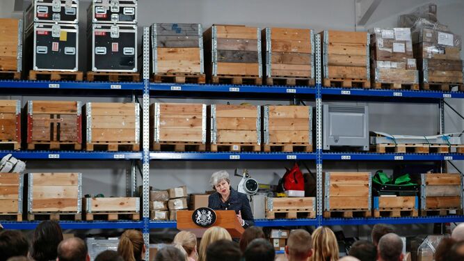 La primera ministra británica, Theresa May, durante el discurso que pronunció ayer en las instalaciones de la compañía eléctrica Orsted A/S en Grimsby