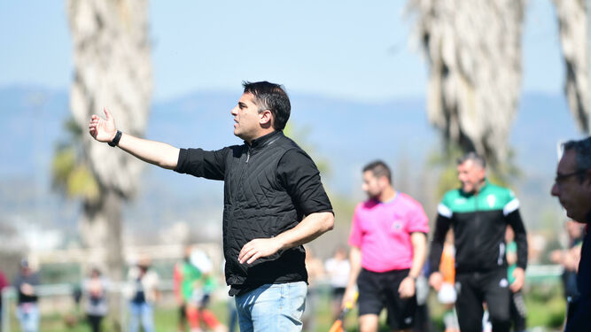 Fajardo hace señas a sus jugadores durante el duelo con el Córdoba B.