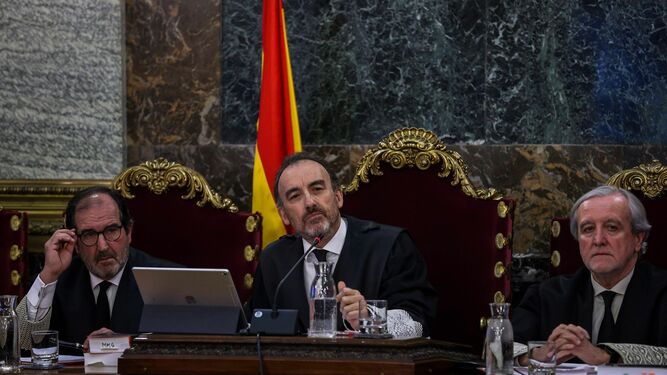 El presidente del tribunal Manuel Marchena atiende a uno de los testigos del juicio del ‘procés’.