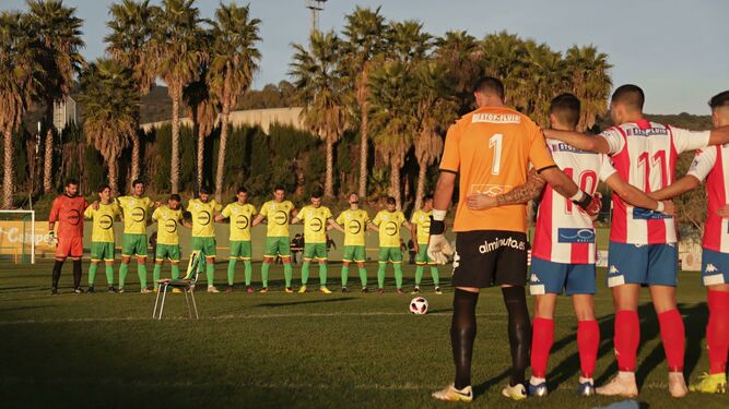 Jugadores de la Unión y el Algeciras guardan un minuto de silencio antes del último derbi comarcal.