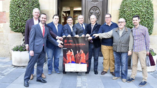 Miembros del Algeciras, del Ayuntamiento y de la Federación, a las puertas del Consistorio algecireño.