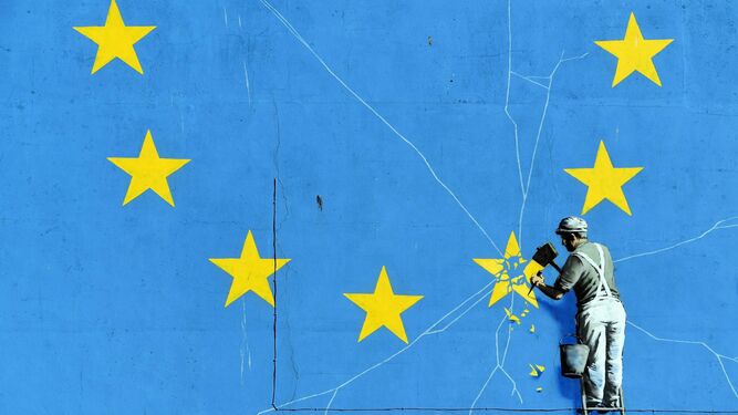 Un mural del artista británico Banksy en Dover que muestra un operario que retira una de las estrellas de la bandera de la UE