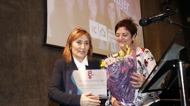 Rosa Cañamero, junto a la concejal Carmen García, con el galardón