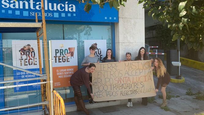 Las trabajadoras de Santa Lucía en Algeciras, concentradas con una pancarta