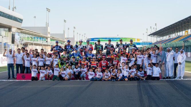 Los alumnos de la Qatar Motorsport Academy, con los pilotos de MotoGP en el Gran Premio de la pasada semana en Losail.