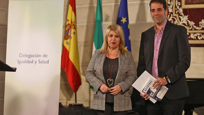 La alcaldesa Mamen Sánchez con Rubén Guerrero, premio Racimo por su libro 'Nosotras'.