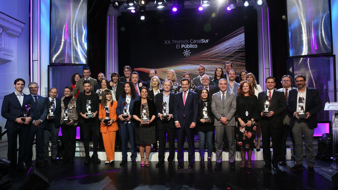 La foto de familia de los galardonados de los premios El Público