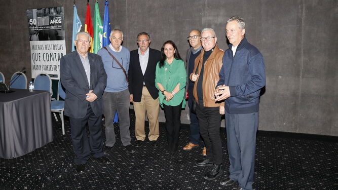 Los participantes en el coloquio sobre los 50 años del cierre de la Verja, en La Línea.