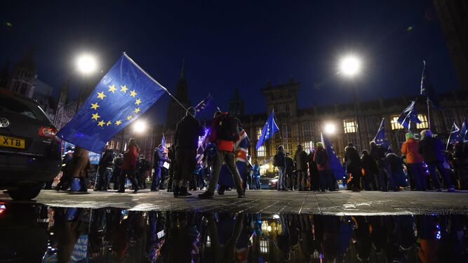 Activistas en contra de la salida de la Unión Europea asisten anoche a una marcha a las afueras del Parlamento en Londres.