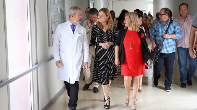 Egido recorre junto a la anterior consejera de Salud, Marina Álvarez, y la alcaldesa Mamen Sánchez, las instalaciones del hospital durante un acto por el 50 aniversario del centro.