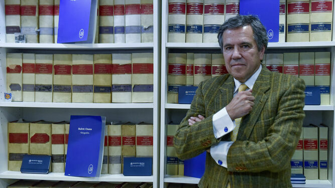 El abogado Fernando Osuna en su despacho.