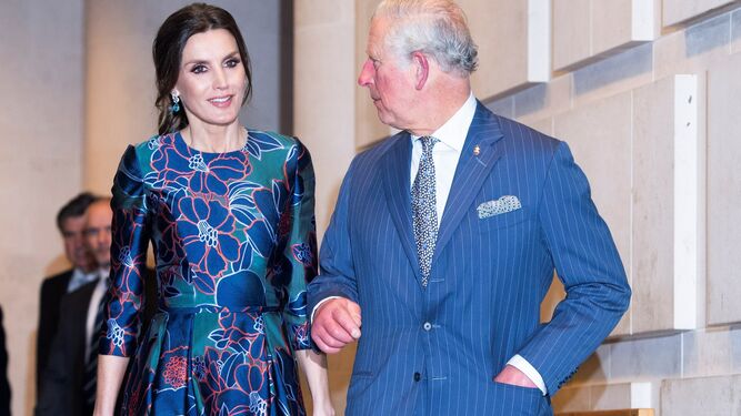 Carlos de Inglaterra recibe a la Reina Letizia a su llegada a la National Gallery.
