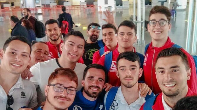 Jugadores del Ciudad de Algeciras, sonrientes en su último viaje.