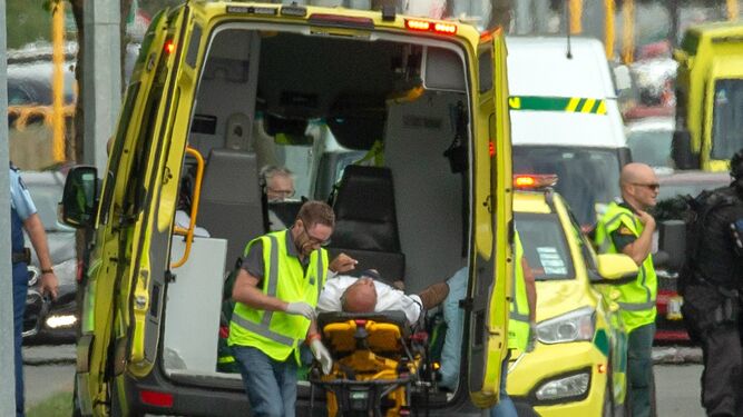 Los equipos de emergencias atienden a los heridos en el atentado en Nueva Zelanda