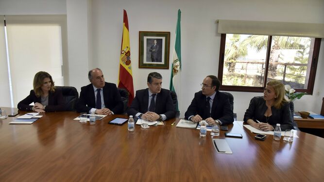 El presidente del Puerto de Algeciras, Gerardo Landaluce (segundo por la derecha), atiende a los representantes de la Junta y el Ayuntamiento.