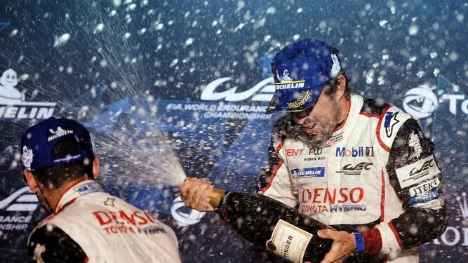 Alonso celebra la victoria en Sebring con su compañero Buemi