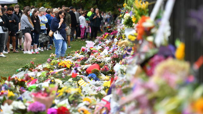 Homenaje al medio centenar de víctimas mortales en los ataques islamófobos a dos mezquitas celebrado este domingo en Christchurch.