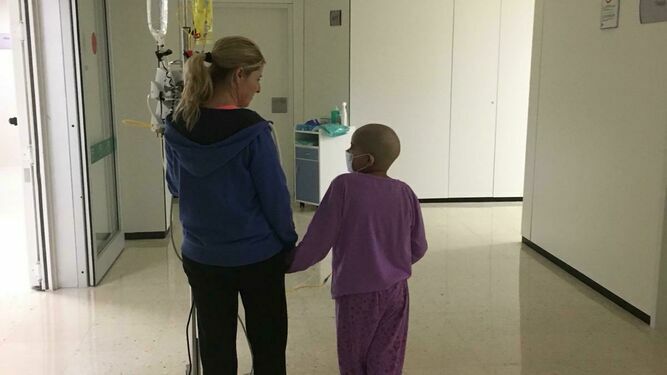 Sara y su madre, Belén, en los pasillos del Hospital Materno Infantil de Málaga el pasado marzo.