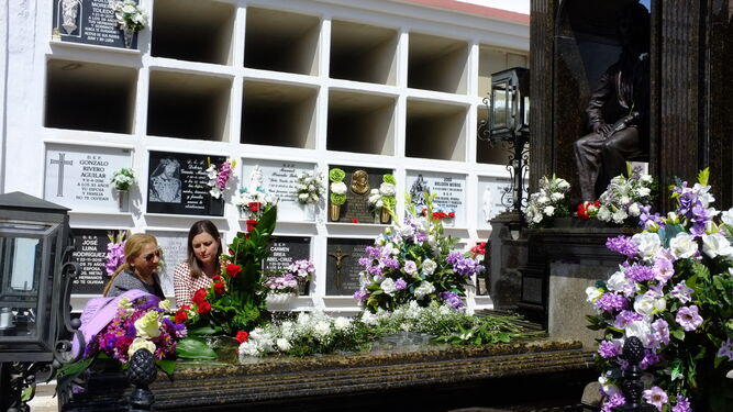 La alcaldesa y la viuda de Camarón de La Isla depositan un ramo de flores en el mausoleo en el que descansan los restos del mítico cantaor.