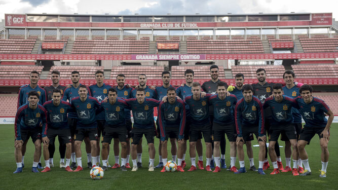 Los integrantes de la selección nacional sub-21 posan en Granada antes de comenzar su entrenamiento
