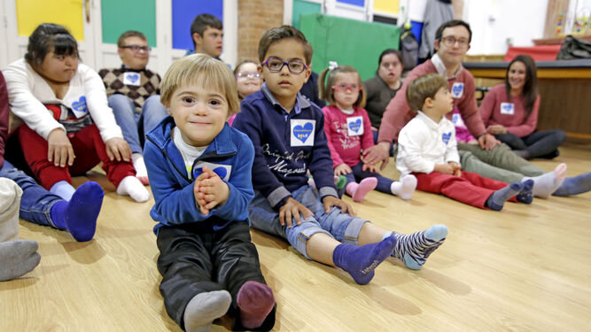 Un grupo de niños y jóvenes de Cedown, con calcetines desparejados para visibilizar la diversidad.