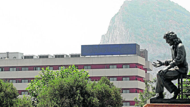 Uno de los hoteles de La Línea, con el monumento a Camarón en primer plano. Al fondo, Gibraltar.