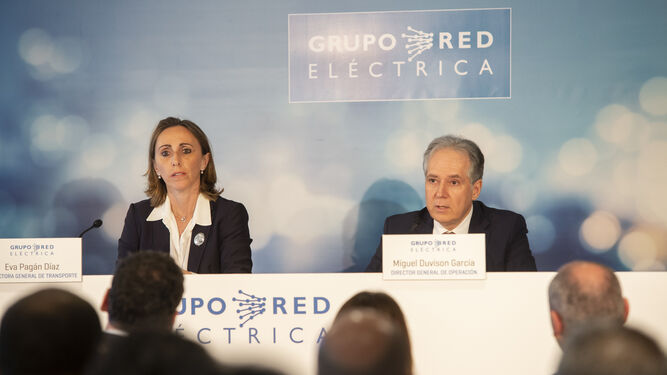 Eva Pagán Díaz, directora general de Transporte, y Miguel Duvison García, director general de Operación, en rueda de prensa en Madrid.
