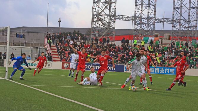 Una acción del Gibraltar-Irlanda disputado en el Victoria Stadium.