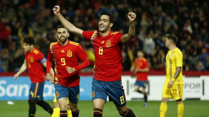 Mikel Merino celebra el gol del triunfo de España ante Rumanía en Granada.