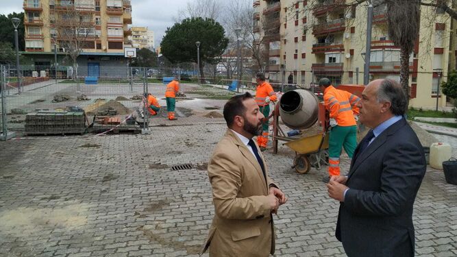 Segundo Ávila y José Ignacio Landaluce en el inicio de obras de la plaza de Grecia, una de las noticias denunciadas anteriormente
