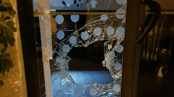 El detenido fracturó el cristal para entrar en el restaurante.
