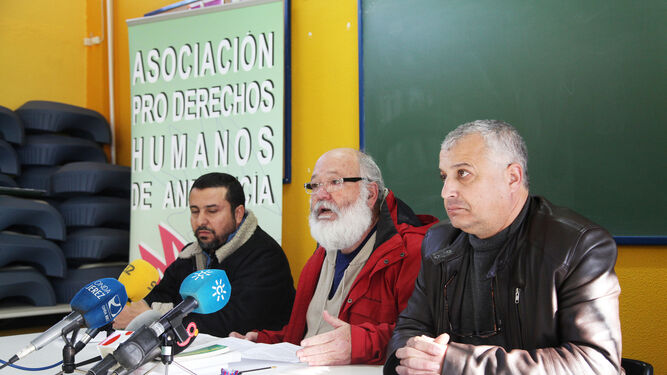 Rafael Lara (en el centro) en una reciente rueda de prensa.