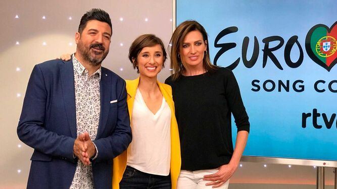Tony Aguilar, Julia Varela y Nieves Álvarez en la despedida hacia Lisboa 2018