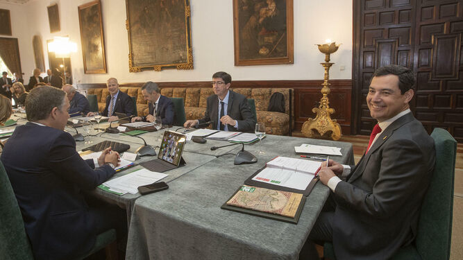 Juanma Moreno preside el Consejo de Gobierno celebrado en Sanlúcar en marzo de 2019.