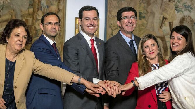 El presidente y el vicepresidente de la Junta, con la presidenta de la Diputación, el alcalde de Sanlúcar y cargos públicos de Sevilla.