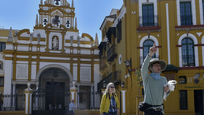 Dos turistas ante la Basílica de la Macarena