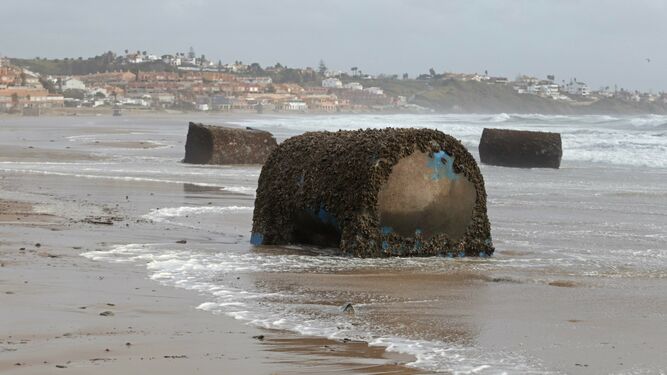 Estructuras de las mejilloneras, varadas en la playa de Getares, ayer