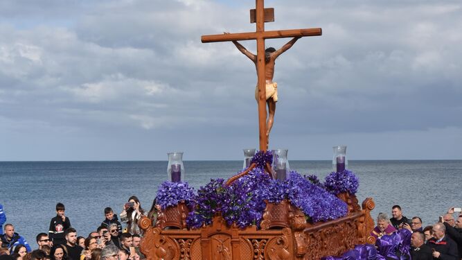 El Cristo del Mar de La Línea, el Viernes Santo de 2018, con cielo sin lluvias a primera hora de la tarde.