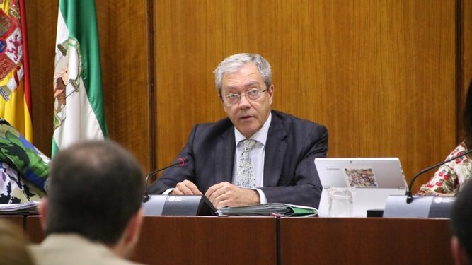 El consejero de Economía, Rogelio Velasco, durante su comparecencia en el Parlamento.