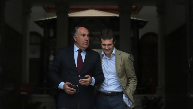 Pablo Casado y Jos&eacute; Ignacio Landaluce saliendo por la puerta principal del Ayuntamiento de Algeciras.