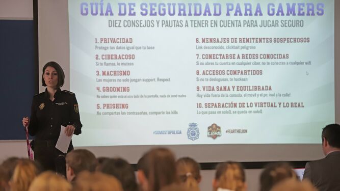 Una agente de la Polic&iacute;a Nacional presentando la primera gu&iacute;a de seguridad para jugadores de videojuegos.