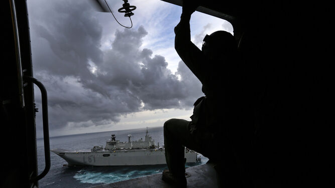 El buque 'Juan Carlos I' desde un helicóptero en aguas de la Bahía.