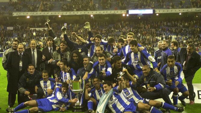 Los jugadores del Deportivo celebran el inesperado título copero de 2002 ante el Real Madrid
