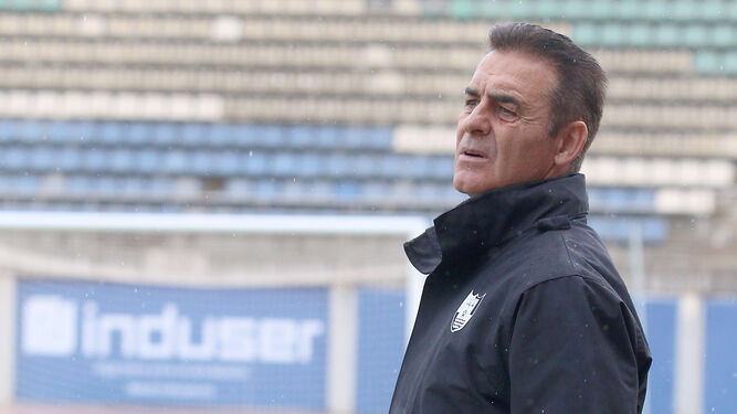El entrenador del CD El Ejido, Manolo Ruiz, durante el partido ante la Balona.