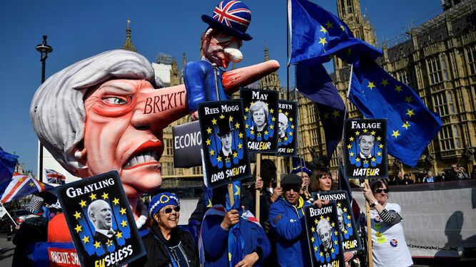 Manifestantes a favor de la UE protestan a las afueras del Parlamento británico este lunes